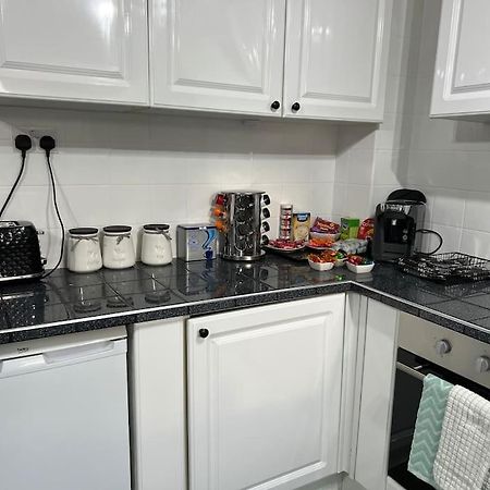 Tudor House - 6 Guests -Off Street Parking -Quiet Location - Secure Garden Wigan Kültér fotó