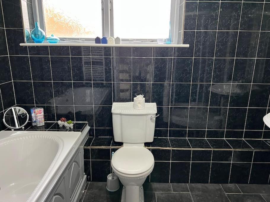 Tudor House - 6 Guests -Off Street Parking -Quiet Location - Secure Garden Wigan Kültér fotó