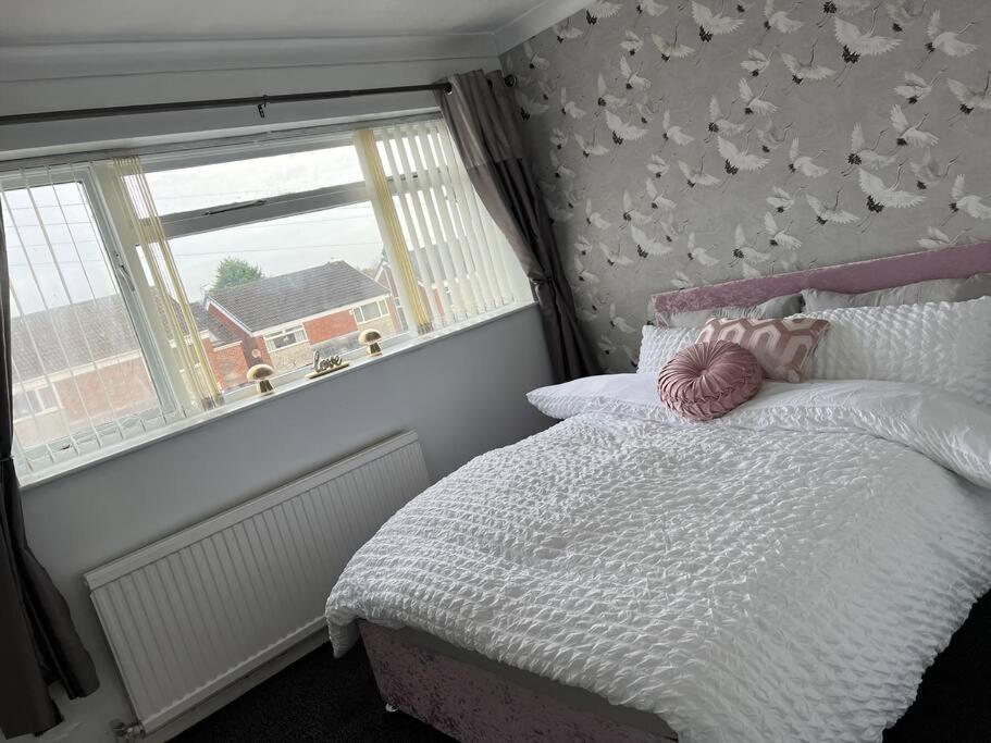 Tudor House - 6 Guests -Off Street Parking -Quiet Location - Secure Garden Wigan Kültér fotó