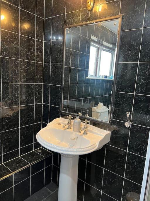Tudor House - 6 Guests -Off Street Parking -Quiet Location - Secure Garden Wigan Kültér fotó