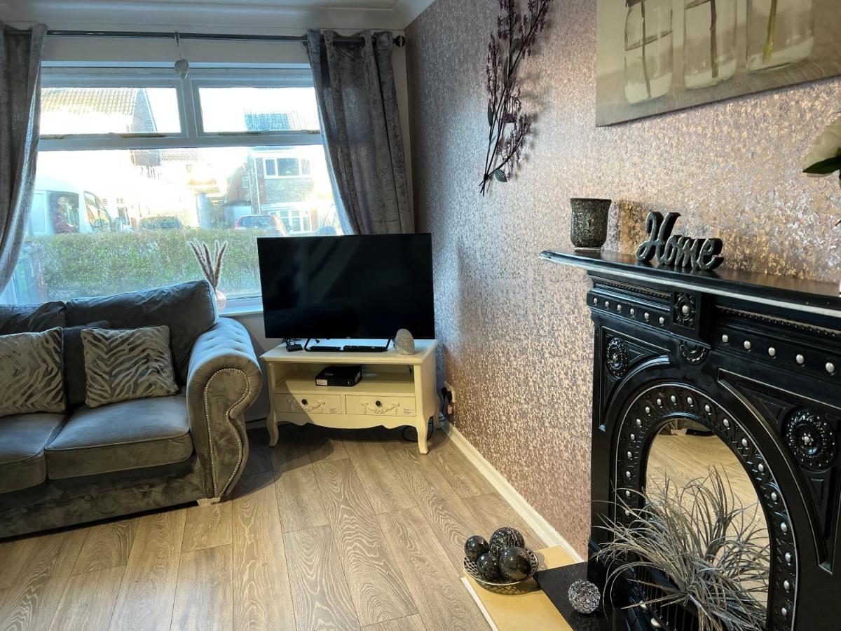 Tudor House - 6 Guests -Off Street Parking -Quiet Location - Secure Garden Wigan Kültér fotó